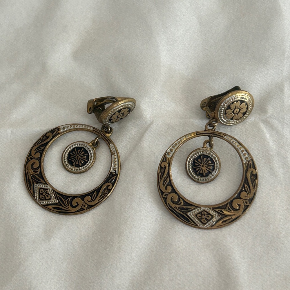 Vintage‎ Clip On Earrings Dangly Gold Black Circular Jewelry Ornate Design